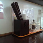 四川麻婆専家 辣辣 - 卓上には、山椒とラー油（今回はカウンターでした）