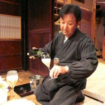 柳家 - ３代目がグラスについでくれます