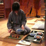 柳家 - 若女将が鰻を取り分けて下さいます