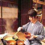 柳家 - 若女将が取り分けて下さいます
