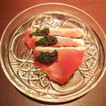 イル アオヤマ - ●スジガツオ、炭焼き、キャビア