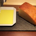 イル アオヤマ - ●自家製フォカッチャ、オリーブオイル