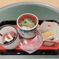 京料理 たん熊北店 Directed by M.Kurisu - ・赤こんにゃく、梨、黒豆  
                    3つの素材の歯ごたえと味のコントラストが◎
                    
                    ・松茸と水菜のお吸い物
                    土瓶蒸しの前から興奮してしまった！！
                    
                    ・胡麻豆腐と雲丹
                    胡麻豆腐何掛ける問題は雲丹が正解らしいw