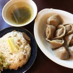 按田餃子 - 水餃子定食　¥972(外)    豚そぼろご飯、もずくスープ付き。餃子は4種類が2個づつで食べ応えあり！香菜と胡瓜のが気に入りました。カレー味も面白い、黒酢と自家製唐辛子醬で。お肌に嬉しいハトムギご飯に生姜と刻みザーサイが乗ってますが中にしっかり味のしみた豚肉が潜んでいます。