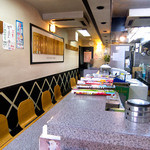 麺道 - 奥に向かって長い店内。