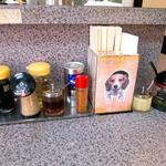 麺道 - 卓上の調味料類。