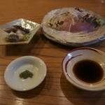 魚菜料理 縄屋 - 甘鯛と石鯛と鳥貝と鳥貝の肝（肝が甘くて美味い）のお造り（土佐醤油とわかめ塩で）