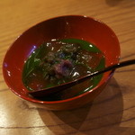 魚菜料理 縄屋 - 蓮根餅に和三盆で炊き上げた小豆をのせ抹茶のソースを掛けて