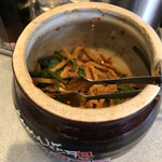 Raamen Kage Tsu Arashi - テーブルにある辛い調味料