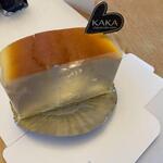 カカ チーズケーキストア - KAKAチーズケーキ３８０円。
            4種のチーズをバランス良く合わせて焼き上げたこの店自慢の一品です。