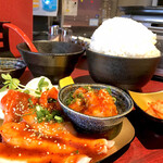 Horumon Yakinikuza Chikaraya - スパイシーランチ ご飯 まんが盛り
