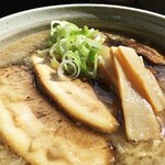 Ishizuya - 背脂たっぷりのスープにチャーシューとメンマが顔を覗かせております。