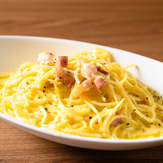 自家製パンチェッタやエビなど素材にこだわった特製パスタ