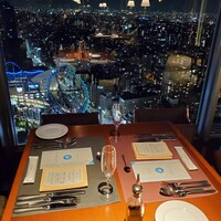 アーティスト カフェ - 席はこんな感じ 夜景が綺麗です