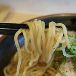 らーめん奏 - ４）しょうゆかさね味（大盛）の麺