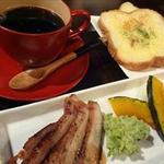 レインボー チェイサー - コーヒーは、神戸コーヒー。木製漆塗りの赤いコーヒーカップがかわいいです。