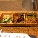 柳家 - お通し　　しめじの煮付け、鮎の甘露煮、胡瓜の紫蘇和え
