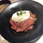 和牛ダイニング ぱんが - ローストビーフ丼　¥1,600 (税別)
(サラダ・味噌汁) 付き