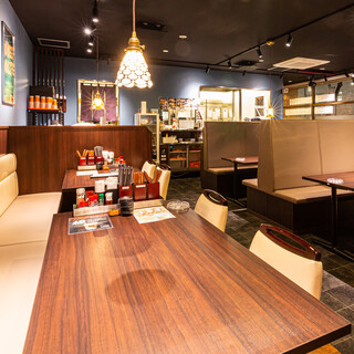 A spacious store. Counter and table available◎