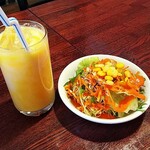 ヘブン - サラダと、マンゴーラッシー