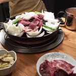 最初に出てくる野菜とジンギスカン 左の漬物はアルコールのお通し