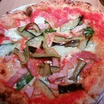 TRATTORIA Liana - ナスとベーコンのピザ。