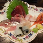 金町製麺 - 刺身盛（メバル、カツオ、甘鯛の昆布〆、甘エビ、ブリ、鯵、烏賊の海苔巻きなど）