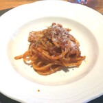 メログラーノ - 自家製トマトソースを使ったアマトリチャーナ。トマトの味わいが濃く、サクサク歯触りのグアンチャーレがとてもおいしいアクセント