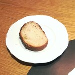 メログラーノ - 自家製パン。蜂蜜から起こした天然酵母使用なのだそう、とても香りがいいです