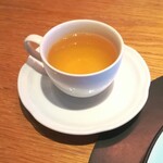 メログラーノ - カモミールティー。ドルチェのティラミスは写真非公開です、スペシャルにデコレーションして下さりありがとうございました。