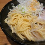 萬馬軒 - スパゲッティのような丸い太麺はもちもち。