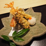 Oberuju Tosayama - 油物　海老東寺揚げ　紫蘇の香り  山菜天ぷら盛り合わせ　いごてつ　富士　美味出汁