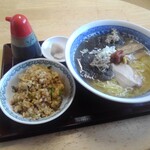 味むら - 塩とろろこぶ(ラーメンです)600円と半チャーハン300円(ソースが付きます)