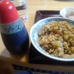 味むら - 半チャーハンにはソースがついてきます