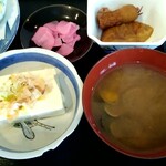 やま - 選べる小鉢は｢冷奴｣選択、付け合わせの蒲鉾とイカの煮物、しじみ汁、漬物