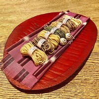 広尾はしづめ - 坦々麺は事前に7種類の麺から選べる。
                    中華、ごぼう、柚、緑野菜、生姜、山椒、刀削麺。