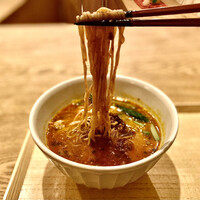 広尾はしづめ - 坦々麺なのでお薦めは山椒。スープはあまり辛過ぎず適度な甘味も感じる。