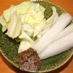 甲州串揚げ周山 - 串揚げセットに付く お口直しの野菜 味噌が旨い