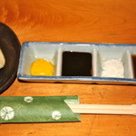 甲州串揚げ周山 - 左からレモン,辛子,ソース,塩,醤油