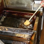 甲州串揚げ周山 - カウンター端の席からしか眺めれない串揚げ中です