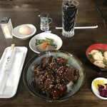 파인 - 스테이크 덮밥 런치 세트 ¥950(세금 포함)