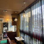 珈琲 GORO - カーテンの透け感が透明感のあるライトを引き立てている
