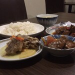 마사가나 - 어느 날의 요리. 반찬 3가지와 밥, 국이 포함된 세트로 1,000엔입니다.