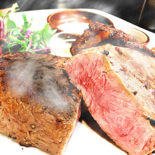 豊富なこだわり肉料理の数々♪今日は何をチョイスしようかな！？