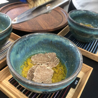 日本料理 TOBIUME - シェフが目の前で白トリュフを擦り下ろしてくれました。