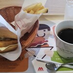 モスバーガー - フィッシュバーガー、ポテトＳ 、コーヒー。