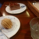 雪詩慕雲 - モンブラン、奥が生チョコケーキ。