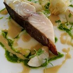 フィエルテ - 20日熟成❗️三崎産　鰆♡皮目をコンガリ焼いて身は半生♡白ワインのソース♡小さなコロッとしたものはアーモンドとシャンパンの鰆のベニエ⭐️噛むとぱしゅっと弾けてシャンパンのくす玉みたいです❣️