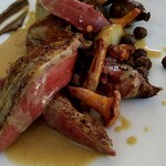 フィエルテ - 鳩ちゃんアップ♡しっとりと美しい身⭐️薄い色がフォアグラソース、左端の濃いソースがトリュフと舞茸ソース、ジロール茸、里芋、右の小さなコロコロはむかご♡