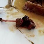 フィエルテ - 焼いた内臓を鳩の骨で刺してあります。野趣あふれるビジュアル⭐️